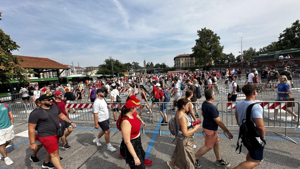 Queues for the shuttle buses at Monza station